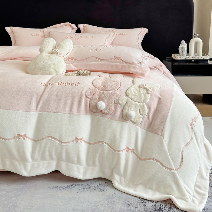 91家纺网 家纺一手货源 找家纺 （总）丞音家纺 2025新款卡通少女风A类230克全工艺全消光刺绣加厚牛奶绒四件套珊瑚绒绣花被套三件套高档包装