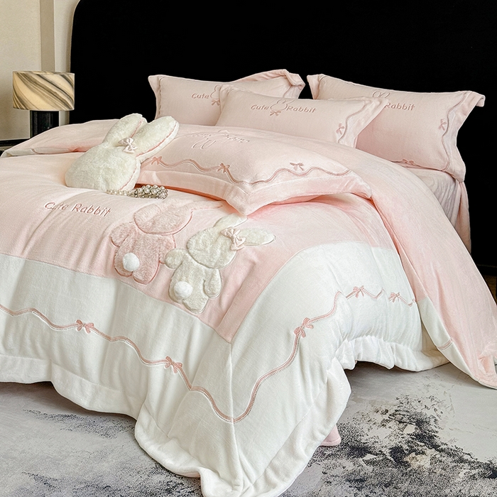 91家纺网 家纺一手货源 找家纺 （总）丞音家纺 2025新款卡通少女风A类230克全工艺全消光刺绣加厚牛奶绒四件套珊瑚绒绣花被套三件套高档包装