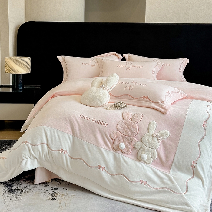 91家纺网 家纺一手货源 找家纺 （总）丞音家纺 2025新款卡通少女风A类230克全工艺全消光刺绣加厚牛奶绒四件套珊瑚绒绣花被套三件套高档包装