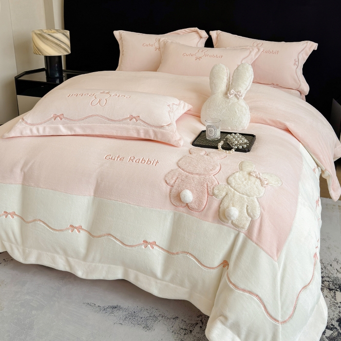 91家纺网 家纺一手货源 找家纺 丞音家纺 2025新款卡通少女风A类230克全工艺全消光刺绣加厚牛奶绒四件套珊瑚绒绣花被套三件套高档包装 绒两小无猜-粉拼白