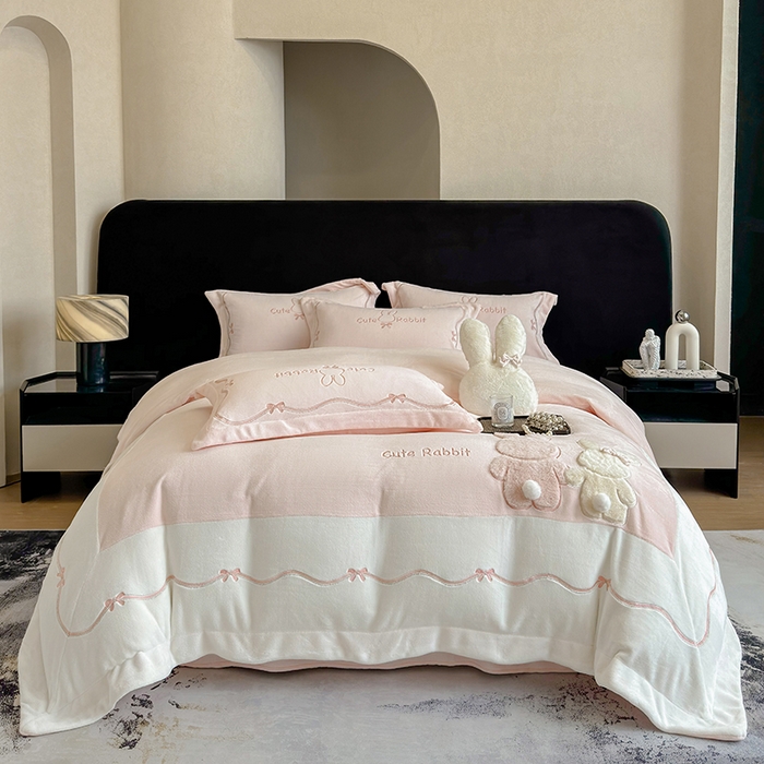 91家纺网 家纺一手货源 找家纺 丞音家纺 2025新款卡通少女风A类230克全工艺全消光刺绣加厚牛奶绒四件套珊瑚绒绣花被套三件套高档包装 绒两小无猜-粉拼白