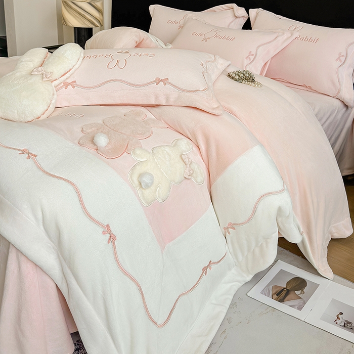91家纺网 家纺一手货源 找家纺 丞音家纺 2025新款卡通少女风A类230克全工艺全消光刺绣加厚牛奶绒四件套珊瑚绒绣花被套三件套高档包装 绒两小无猜-粉拼白