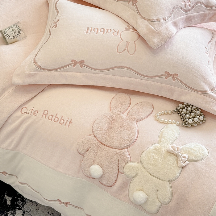 91家纺网 家纺一手货源 找家纺 丞音家纺 2025新款卡通少女风A类230克全工艺全消光刺绣加厚牛奶绒四件套珊瑚绒绣花被套三件套高档包装 绒两小无猜-粉拼白