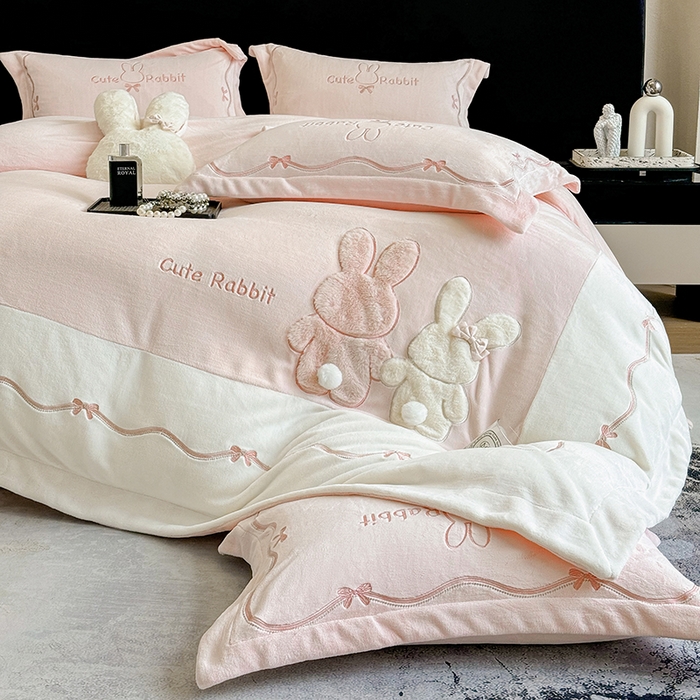 91家纺网 家纺一手货源 找家纺 丞音家纺 2025新款卡通少女风A类230克全工艺全消光刺绣加厚牛奶绒四件套珊瑚绒绣花被套三件套高档包装 绒两小无猜-粉拼白