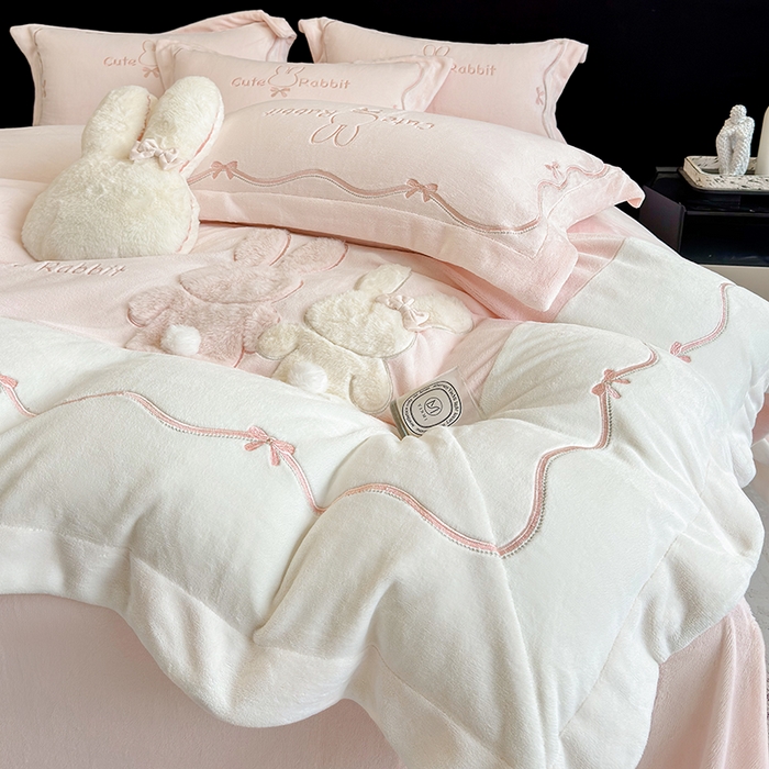 91家纺网 家纺一手货源 找家纺 丞音家纺 2025新款卡通少女风A类230克全工艺全消光刺绣加厚牛奶绒四件套珊瑚绒绣花被套三件套高档包装 绒两小无猜-粉拼白