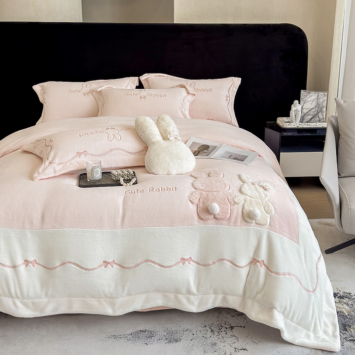 91家纺网 家纺一手货源 找家纺 丞音家纺 2025新款卡通少女风A类230克全工艺全消光刺绣加厚牛奶绒四件套珊瑚绒绣花被套三件套高档包装 绒两小无猜-粉拼白