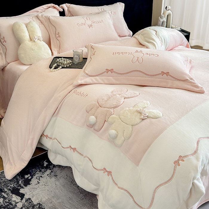 91家纺网 家纺一手货源 找家纺 丞音家纺 2025新款卡通少女风A类230克全工艺全消光刺绣加厚牛奶绒四件套珊瑚绒绣花被套三件套高档包装 绒两小无猜-粉拼白
