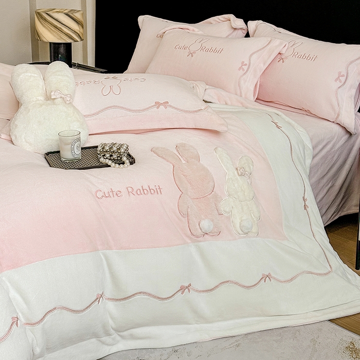 91家纺网 家纺一手货源 找家纺 丞音家纺 2025新款卡通少女风A类230克全工艺全消光刺绣加厚牛奶绒四件套珊瑚绒绣花被套三件套高档包装 绒两小无猜-粉拼白