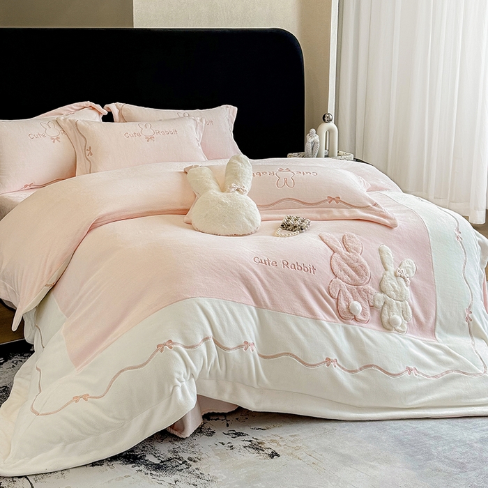 91家纺网 家纺一手货源 找家纺 丞音家纺 2025新款卡通少女风A类230克全工艺全消光刺绣加厚牛奶绒四件套珊瑚绒绣花被套三件套高档包装 绒两小无猜-粉拼白