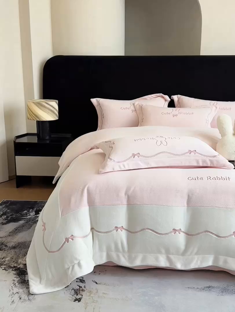 91家纺网 家纺一手货源 找家纺 丞音家纺 2025新款卡通少女风A类230克全工艺全消光刺绣加厚牛奶绒四件套珊瑚绒绣花被套三件套高档包装 绒两小无猜-粉拼白