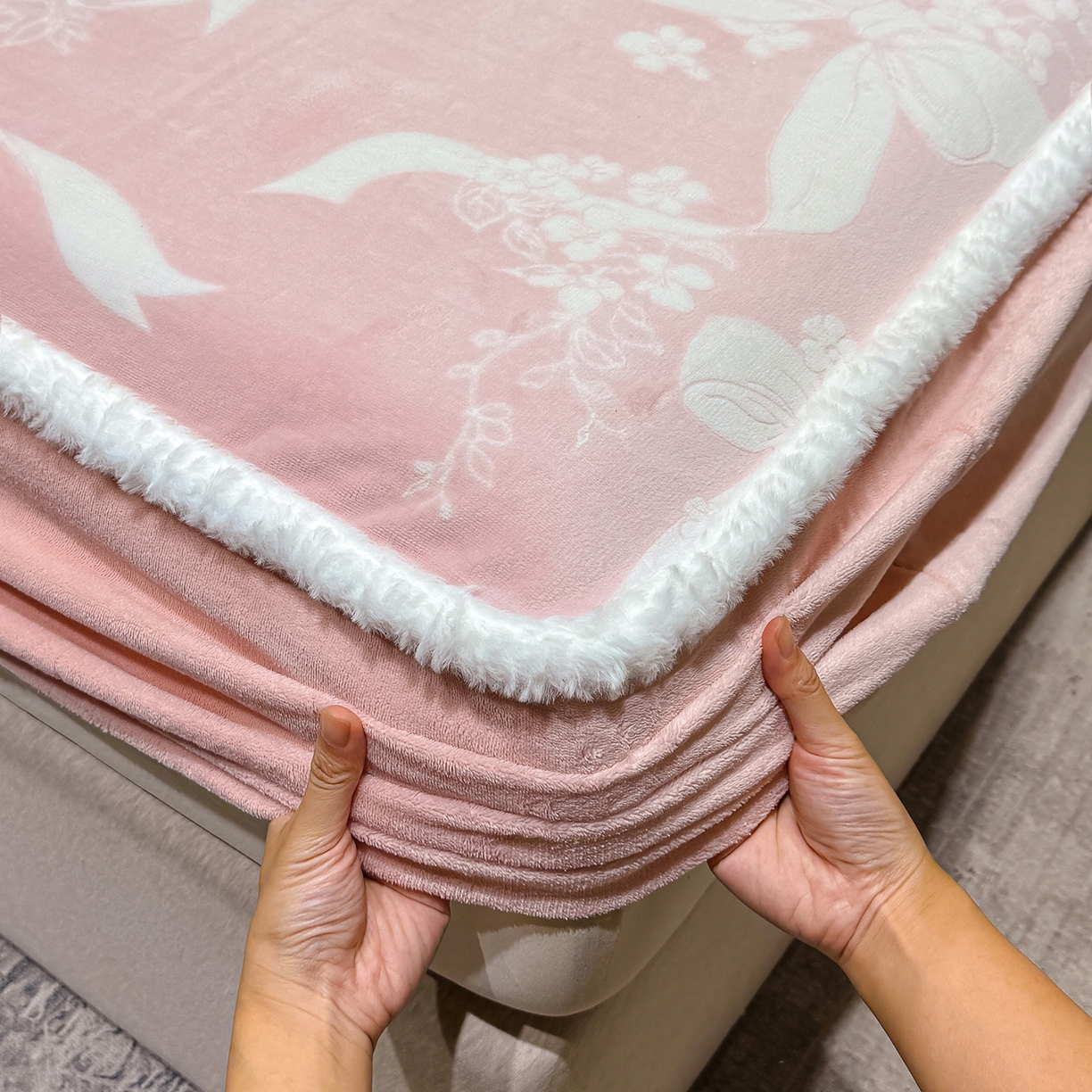 91家纺网 家纺一手货源 找家纺 云玲时尚 2025新款牛奶绒雕花兔毛绒包边床笠单床笠床笠单件 彩带飘飘