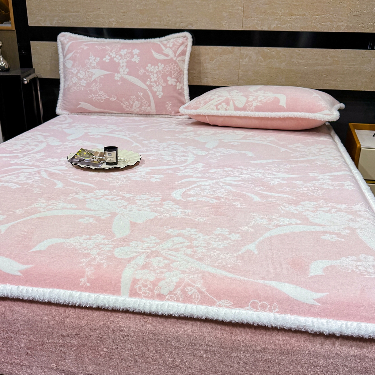 91家纺网 家纺一手货源 找家纺 云玲时尚 2025新款牛奶绒雕花兔毛绒包边床笠单床笠床笠单件 彩带飘飘