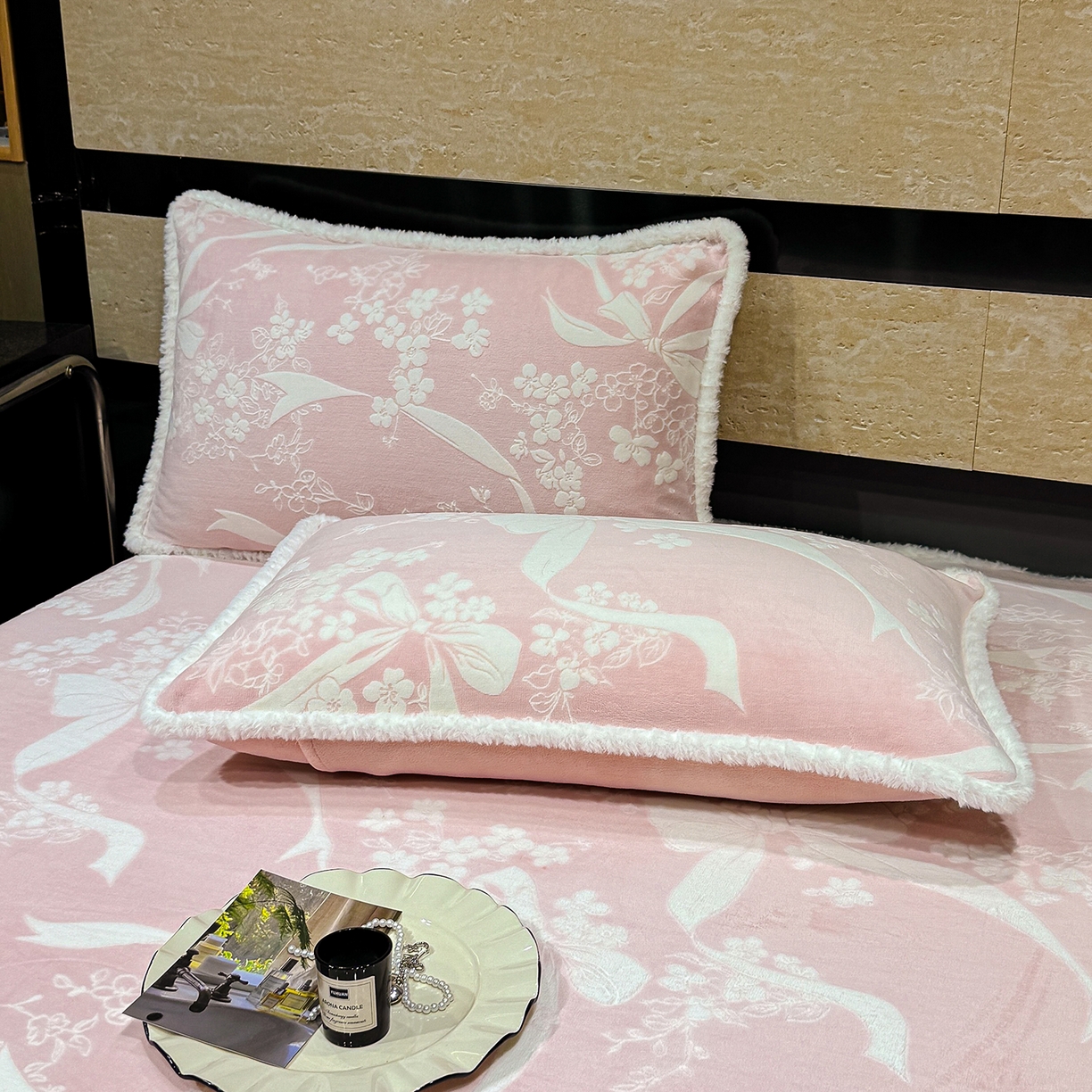 91家纺网 家纺一手货源 找家纺 云玲时尚 2025新款牛奶绒雕花兔毛绒包边床笠单床笠床笠单件 彩带飘飘