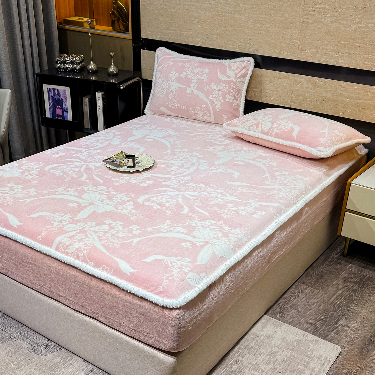 91家纺网 家纺一手货源 找家纺 云玲时尚 2025新款牛奶绒雕花兔毛绒包边床笠单床笠床笠单件 彩带飘飘