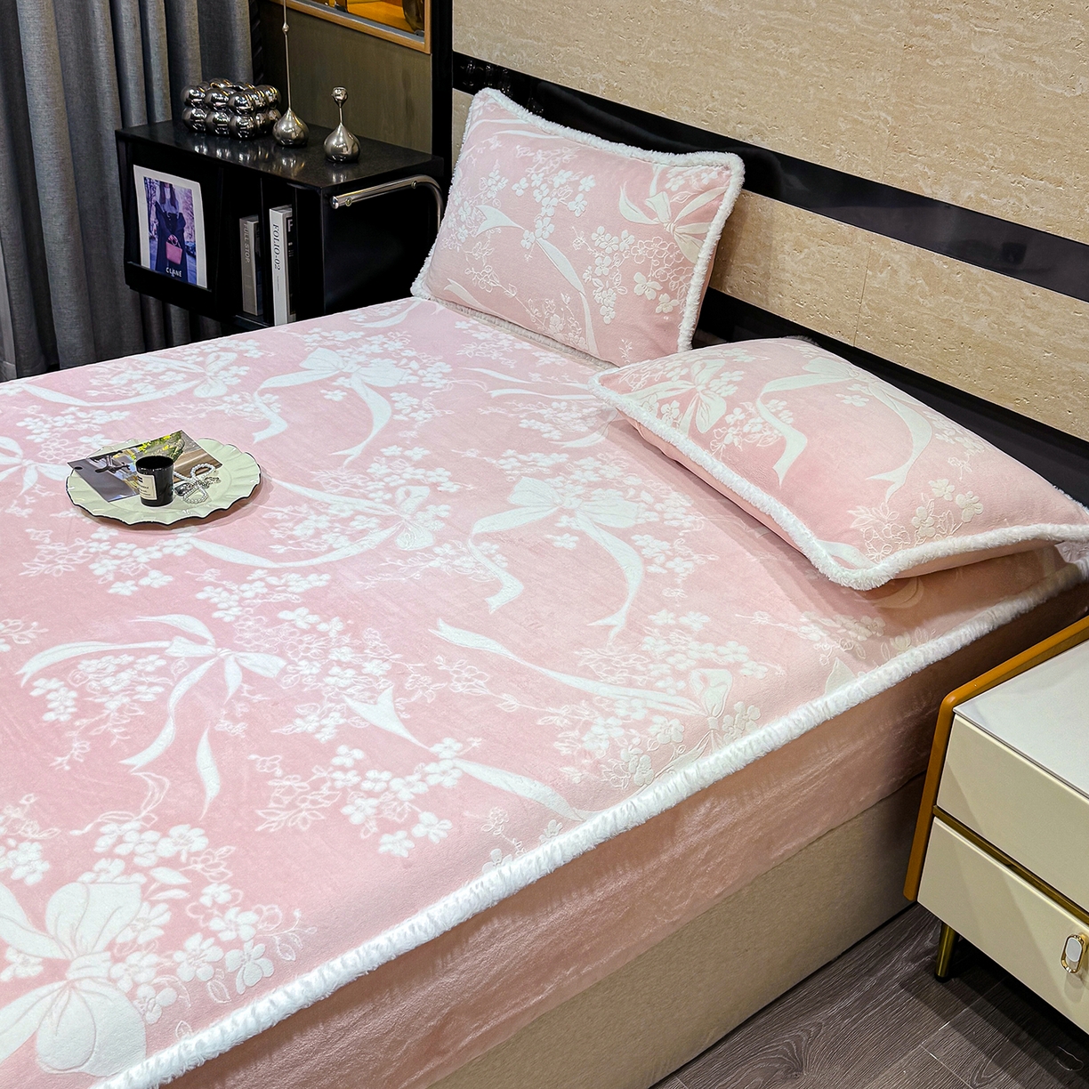 91家纺网 家纺一手货源 找家纺 云玲时尚 2025新款牛奶绒雕花兔毛绒包边床笠单床笠床笠单件 彩带飘飘