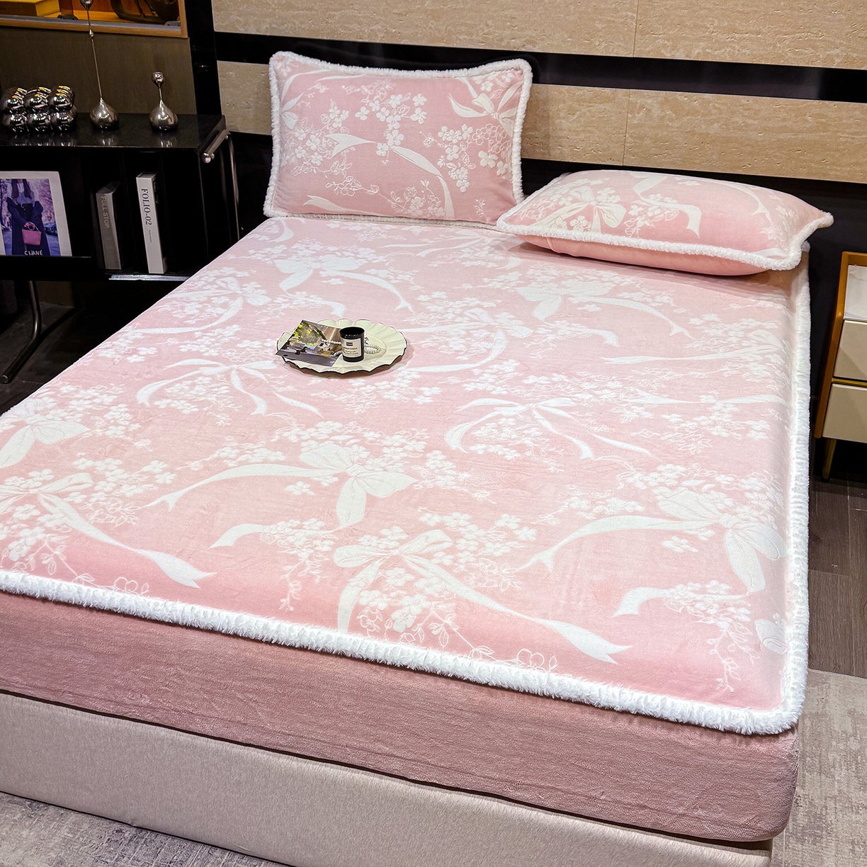 91家纺网 家纺一手货源 找家纺 云玲时尚 2025新款牛奶绒雕花兔毛绒包边床笠单床笠床笠单件 彩带飘飘