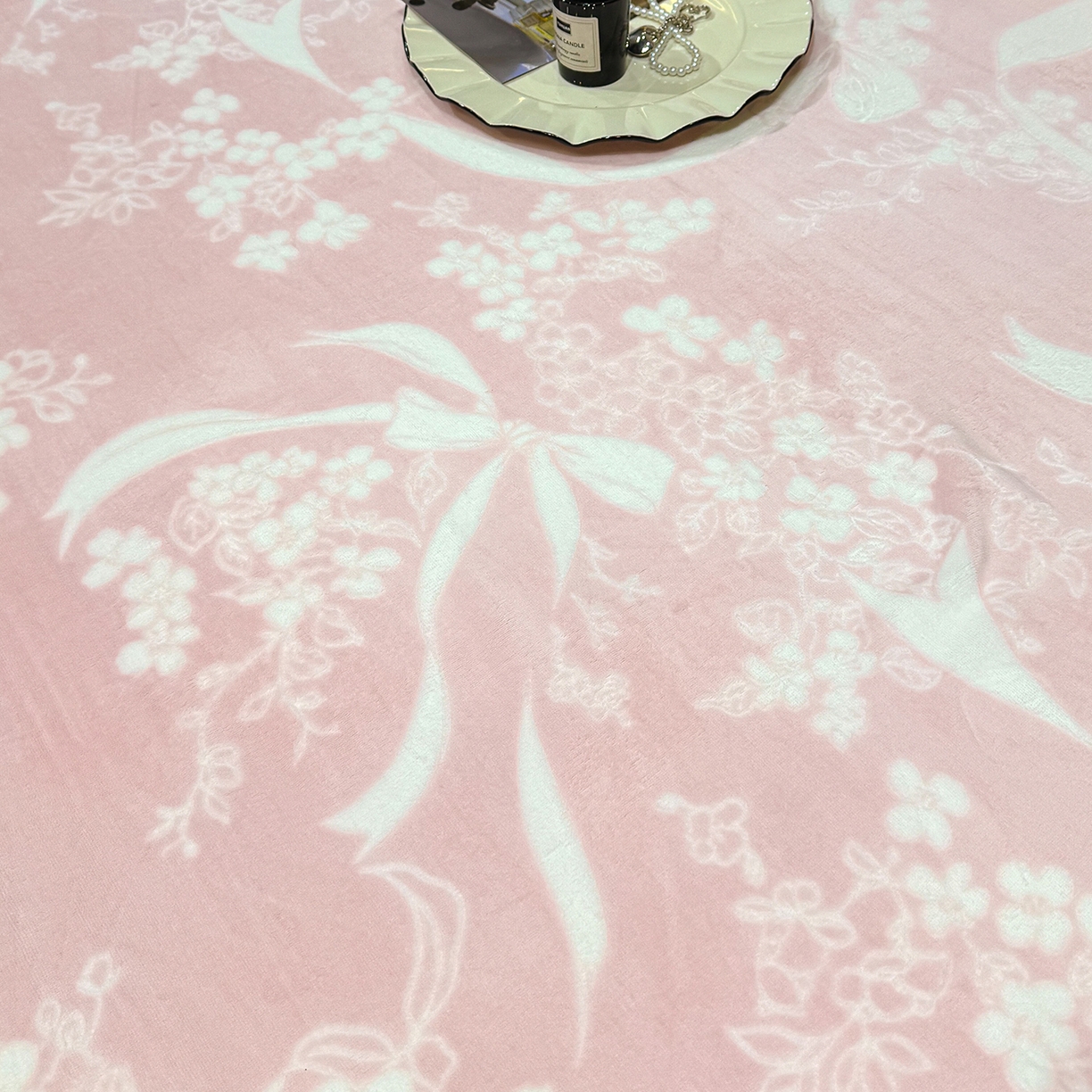 91家纺网 家纺一手货源 找家纺 云玲时尚 2025新款牛奶绒雕花兔毛绒包边床笠单床笠床笠单件 彩带飘飘