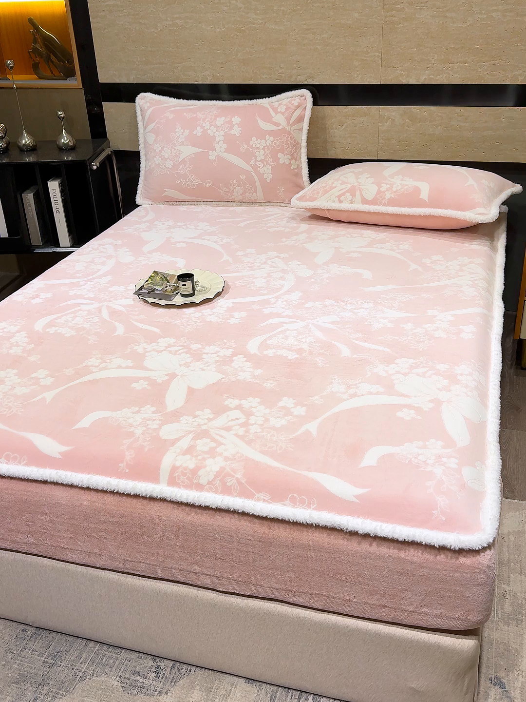 91家纺网 家纺一手货源 找家纺 云玲时尚 2025新款牛奶绒雕花兔毛绒包边床笠单床笠床笠单件 彩带飘飘