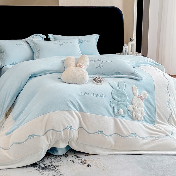 91家纺网 家纺一手货源 找家纺 丞音家纺 2025新款卡通少女风A类230克全工艺全消光刺绣加厚牛奶绒四件套珊瑚绒绣花被套三件套高档包装 绒两小无猜-蓝拼白