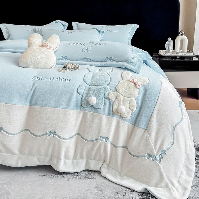 91家纺网 家纺一手货源 找家纺 丞音家纺 2025新款卡通少女风A类230克全工艺全消光刺绣加厚牛奶绒四件套珊瑚绒绣花被套三件套高档包装 绒两小无猜-蓝拼白