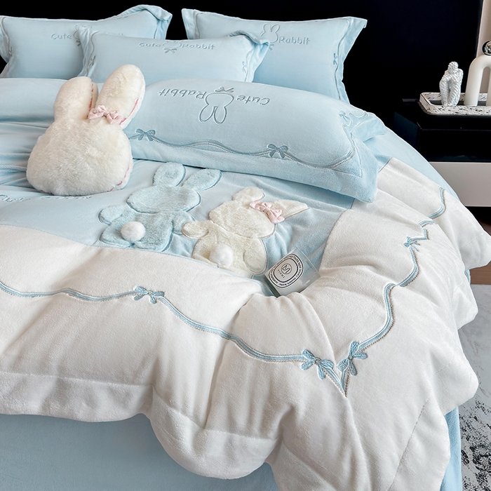 91家纺网 家纺一手货源 找家纺 丞音家纺 2025新款卡通少女风A类230克全工艺全消光刺绣加厚牛奶绒四件套珊瑚绒绣花被套三件套高档包装 绒两小无猜-蓝拼白