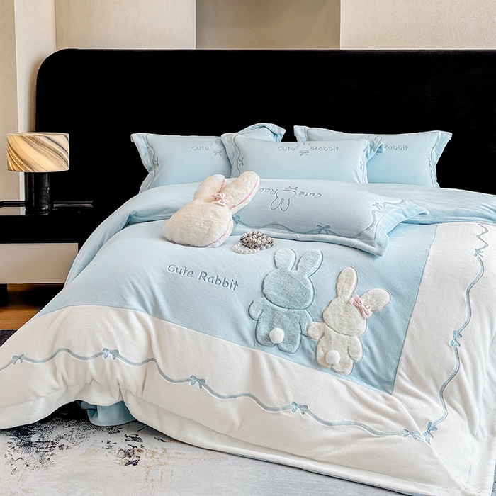 91家纺网 家纺一手货源 找家纺 丞音家纺 2025新款卡通少女风A类230克全工艺全消光刺绣加厚牛奶绒四件套珊瑚绒绣花被套三件套高档包装 绒两小无猜-蓝拼白