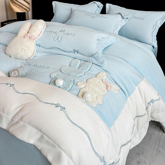 丞音家纺 2025新款卡通少女风A类230克全工艺全消光刺绣加厚牛奶绒四件套珊瑚绒绣花被套三件套高档包装 绒两小无猜-蓝拼白