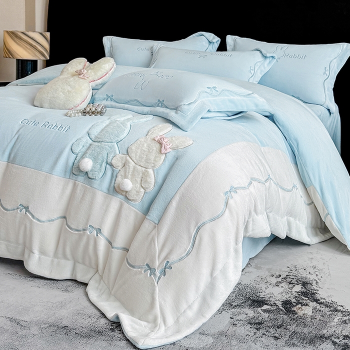 91家纺网 家纺一手货源 找家纺 丞音家纺 2025新款卡通少女风A类230克全工艺全消光刺绣加厚牛奶绒四件套珊瑚绒绣花被套三件套高档包装 绒两小无猜-蓝拼白