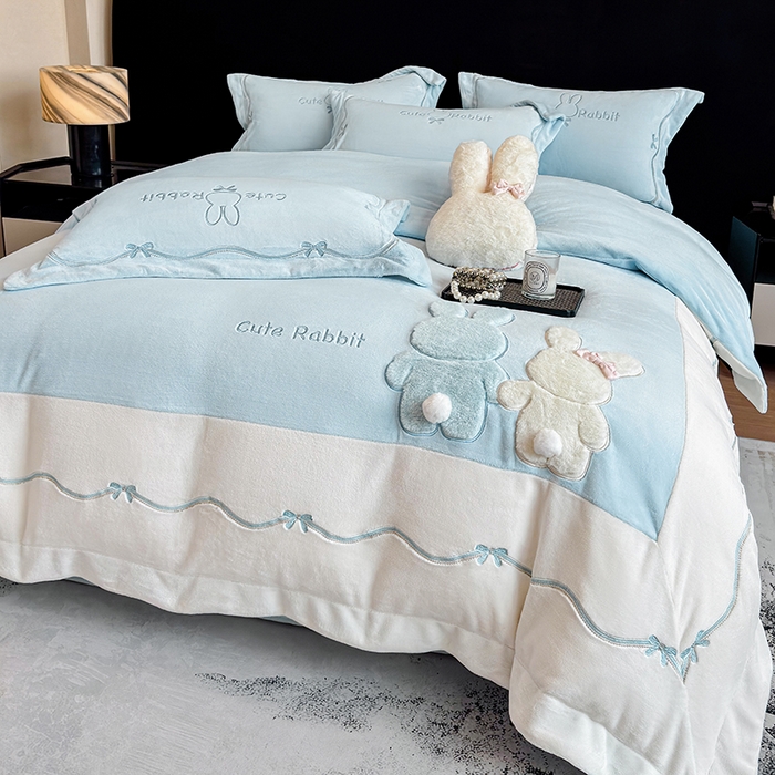 91家纺网 家纺一手货源 找家纺 丞音家纺 2025新款卡通少女风A类230克全工艺全消光刺绣加厚牛奶绒四件套珊瑚绒绣花被套三件套高档包装 绒两小无猜-蓝拼白