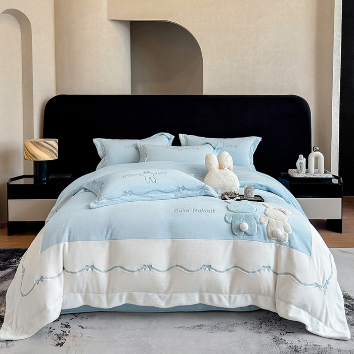 91家纺网 家纺一手货源 找家纺 丞音家纺 2025新款卡通少女风A类230克全工艺全消光刺绣加厚牛奶绒四件套珊瑚绒绣花被套三件套高档包装 绒两小无猜-蓝拼白