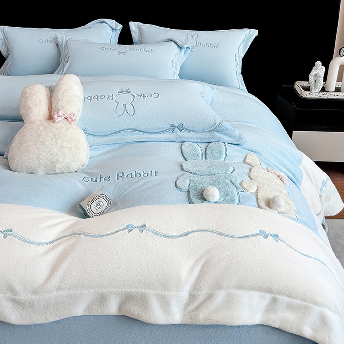 91家纺网 家纺一手货源 找家纺 丞音家纺 2025新款卡通少女风A类230克全工艺全消光刺绣加厚牛奶绒四件套珊瑚绒绣花被套三件套高档包装 绒两小无猜-蓝拼白