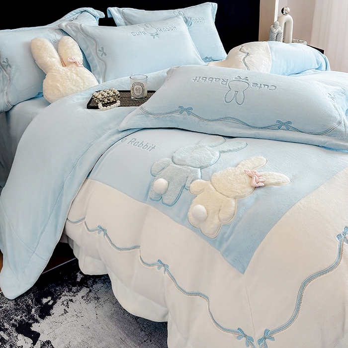 91家纺网 家纺一手货源 找家纺 丞音家纺 2025新款卡通少女风A类230克全工艺全消光刺绣加厚牛奶绒四件套珊瑚绒绣花被套三件套高档包装 绒两小无猜-蓝拼白
