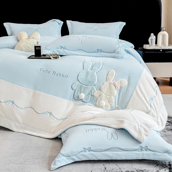 91家纺网 家纺一手货源 找家纺 丞音家纺 2025新款卡通少女风A类230克全工艺全消光刺绣加厚牛奶绒四件套珊瑚绒绣花被套三件套高档包装 绒两小无猜-蓝拼白