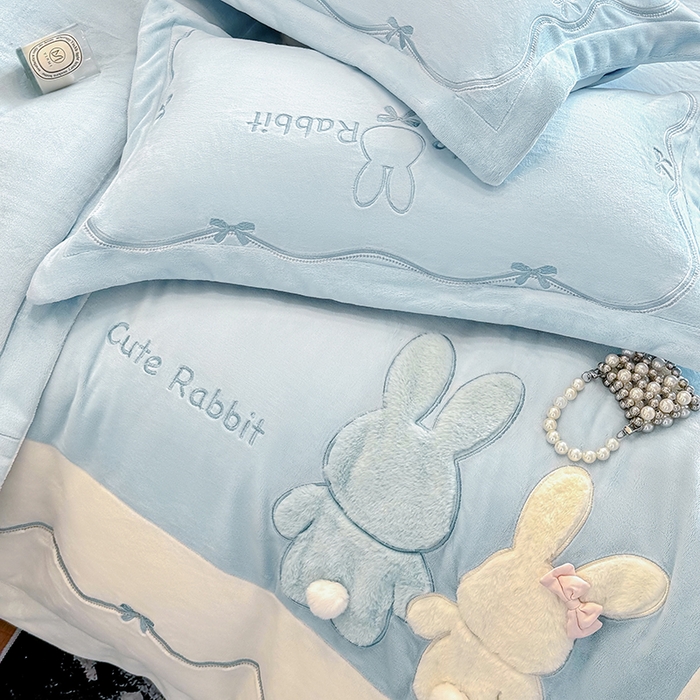 91家纺网 家纺一手货源 找家纺 丞音家纺 2025新款卡通少女风A类230克全工艺全消光刺绣加厚牛奶绒四件套珊瑚绒绣花被套三件套高档包装 绒两小无猜-蓝拼白