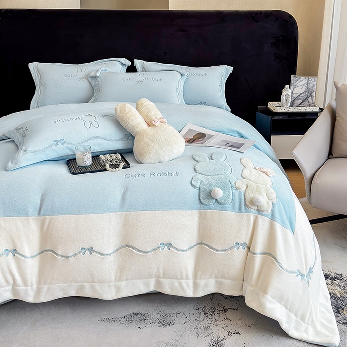 91家纺网 家纺一手货源 找家纺 丞音家纺 2025新款卡通少女风A类230克全工艺全消光刺绣加厚牛奶绒四件套珊瑚绒绣花被套三件套高档包装 绒两小无猜-蓝拼白