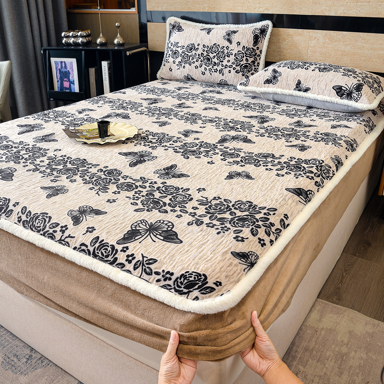 91家纺网 家纺一手货源 找家纺 云玲时尚 2025新款牛奶绒雕花兔毛绒包边床笠单床笠床笠单件 蝶恋花香