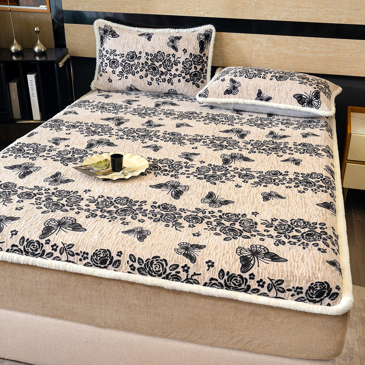 91家纺网 家纺一手货源 找家纺 云玲时尚 2025新款牛奶绒雕花兔毛绒包边床笠单床笠床笠单件 蝶恋花香