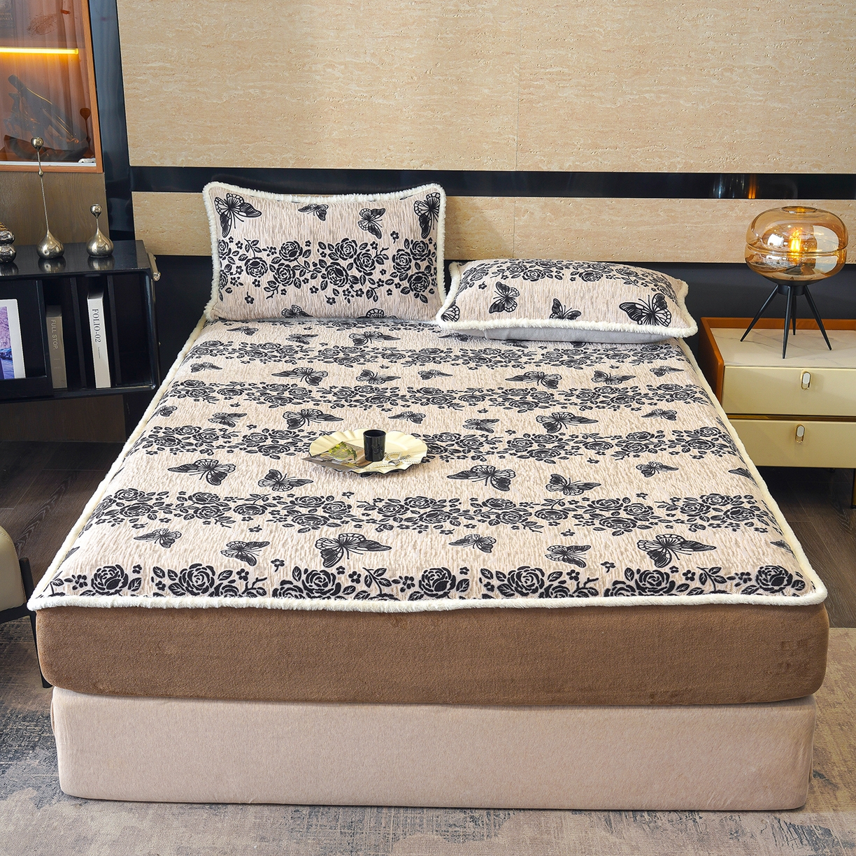 91家纺网 家纺一手货源 找家纺 云玲时尚 2025新款牛奶绒雕花兔毛绒包边床笠单床笠床笠单件 蝶恋花香