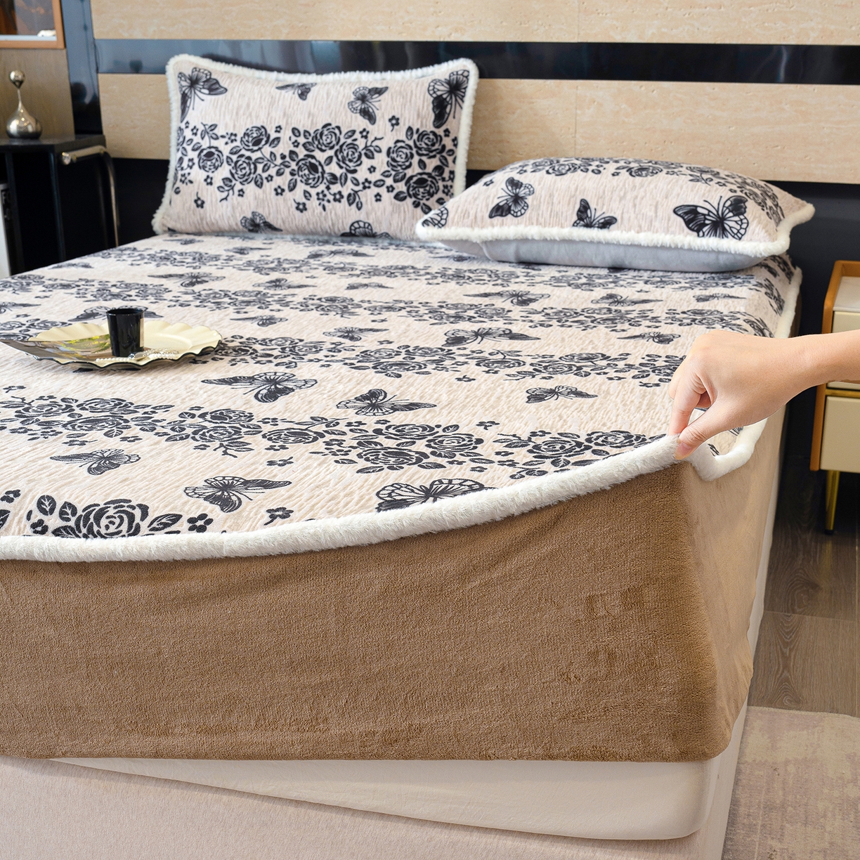 91家纺网 家纺一手货源 找家纺 云玲时尚 2025新款牛奶绒雕花兔毛绒包边床笠单床笠床笠单件 蝶恋花香