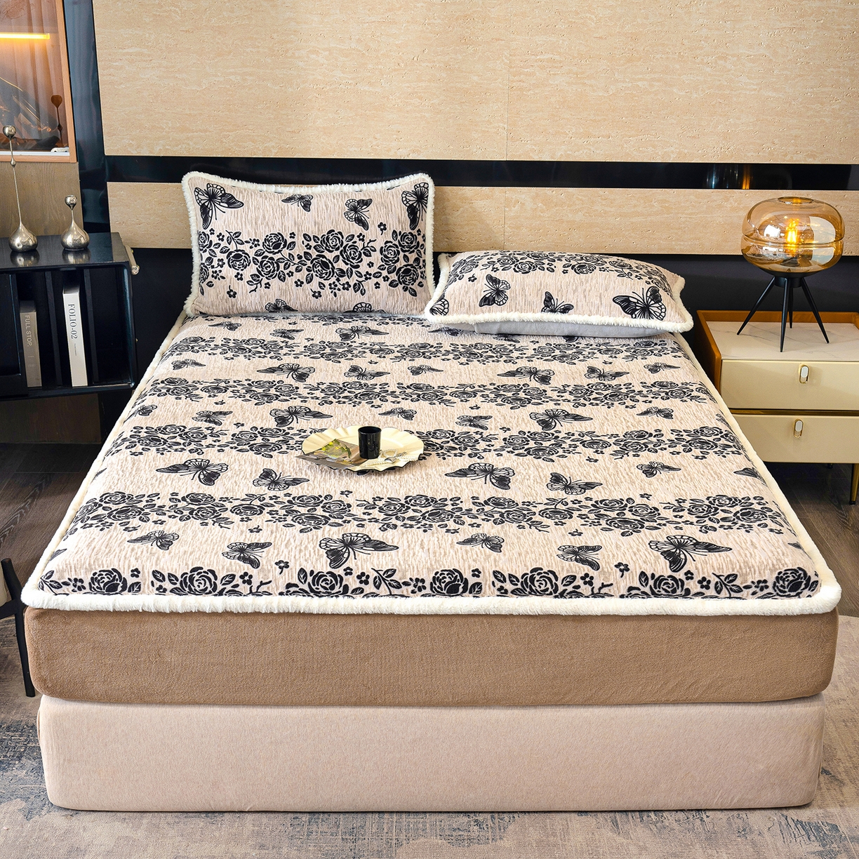 91家纺网 家纺一手货源 找家纺 云玲时尚 2025新款牛奶绒雕花兔毛绒包边床笠单床笠床笠单件 蝶恋花香