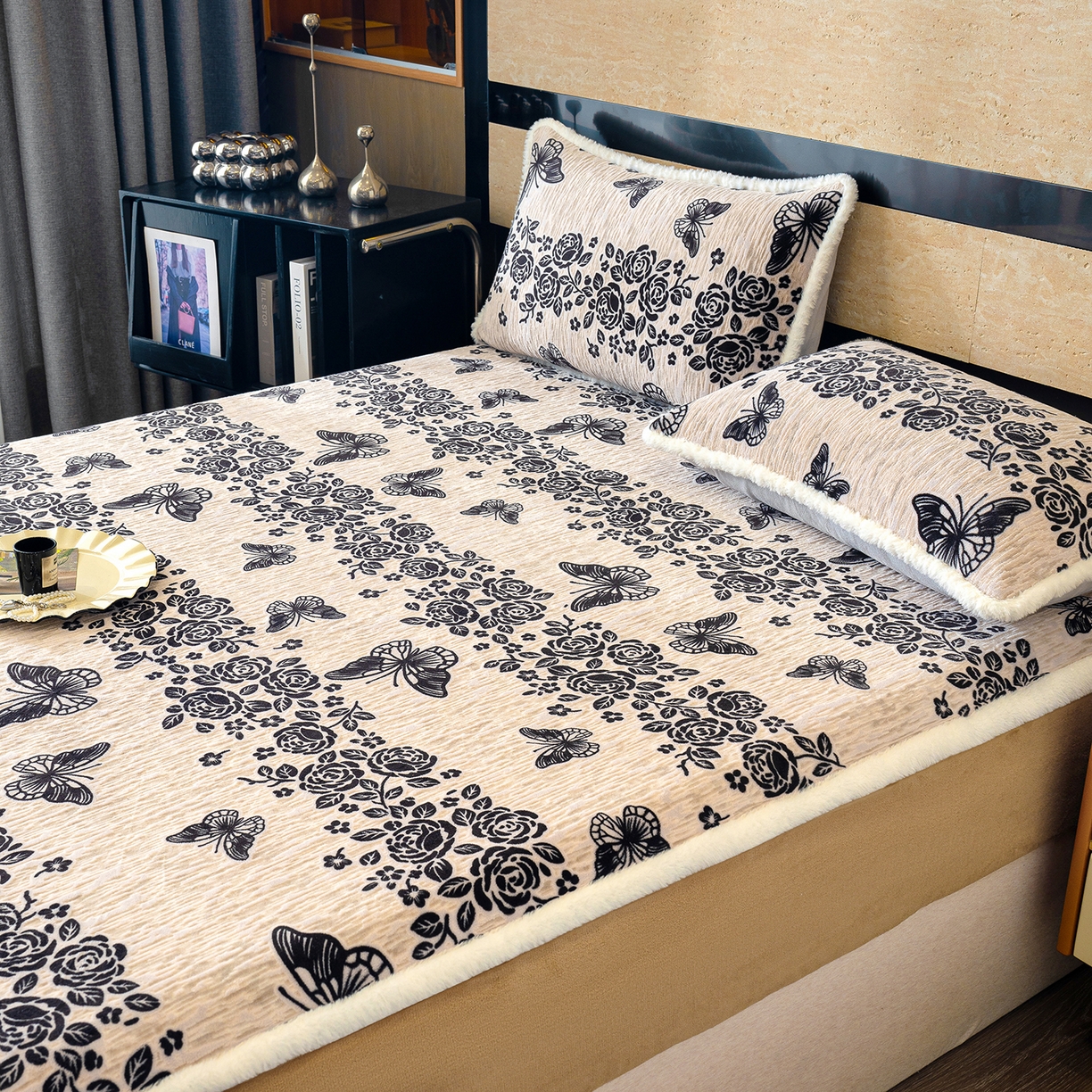 91家纺网 家纺一手货源 找家纺 云玲时尚 2025新款牛奶绒雕花兔毛绒包边床笠单床笠床笠单件 蝶恋花香