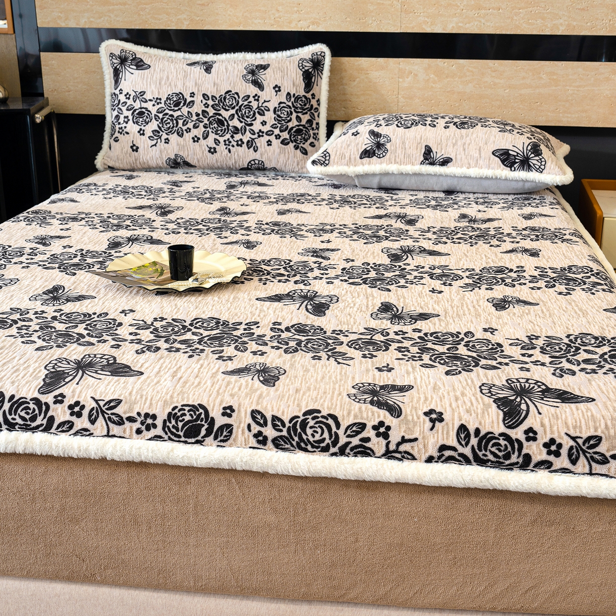 91家纺网 家纺一手货源 找家纺 云玲时尚 2025新款牛奶绒雕花兔毛绒包边床笠单床笠床笠单件 蝶恋花香