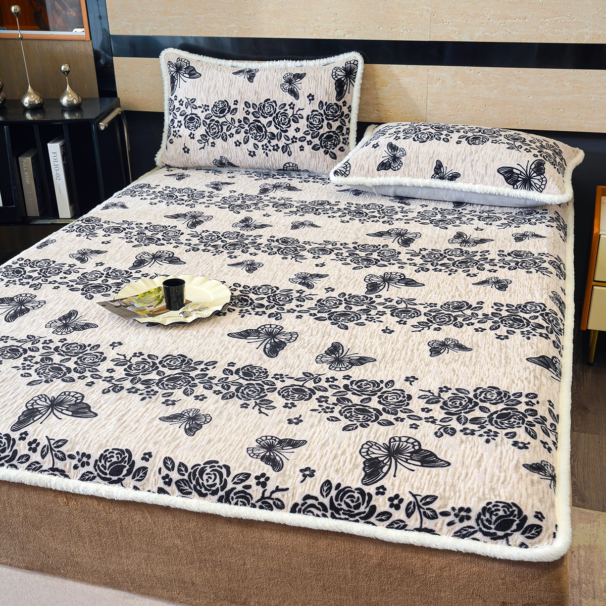 91家纺网 家纺一手货源 找家纺 云玲时尚 2025新款牛奶绒雕花兔毛绒包边床笠单床笠床笠单件 蝶恋花香