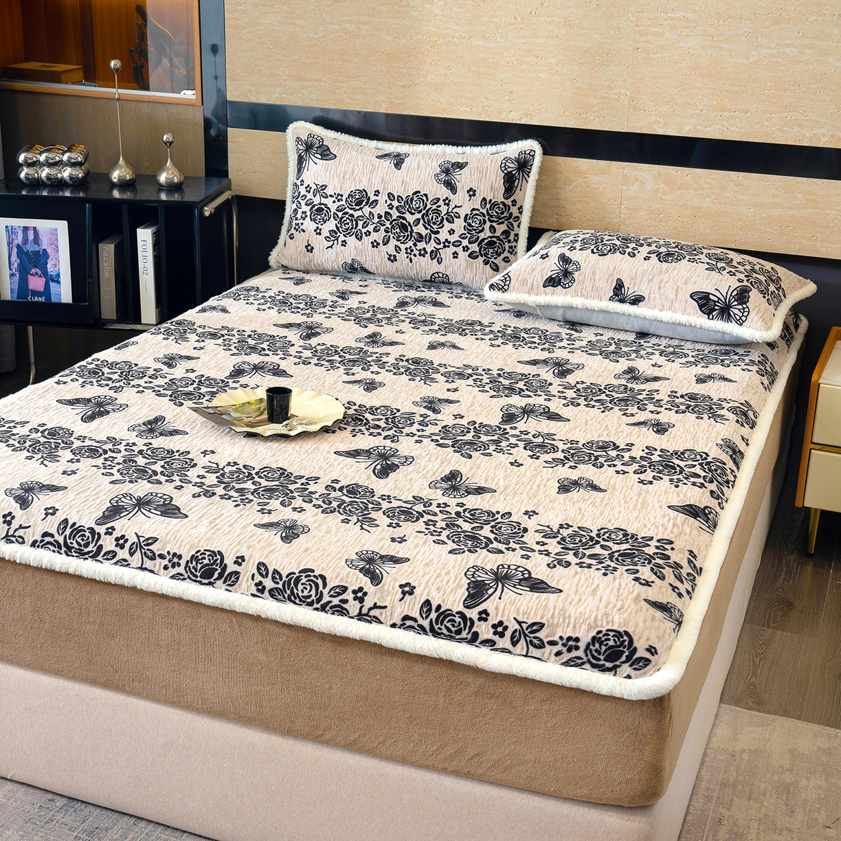 91家纺网 家纺一手货源 找家纺 云玲时尚 2025新款牛奶绒雕花兔毛绒包边床笠单床笠床笠单件 蝶恋花香