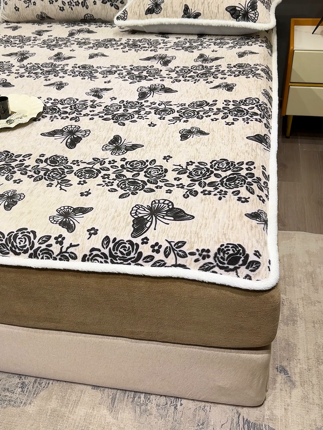 91家纺网 家纺一手货源 找家纺 云玲时尚 2025新款牛奶绒雕花兔毛绒包边床笠单床笠床笠单件 蝶恋花香