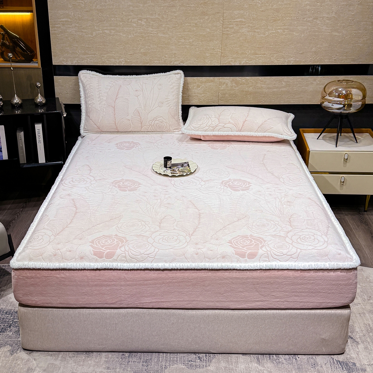 91家纺网 家纺一手货源 找家纺 云玲时尚 2025新款牛奶绒雕花兔毛绒包边床笠单床笠床笠单件 繁花朵朵