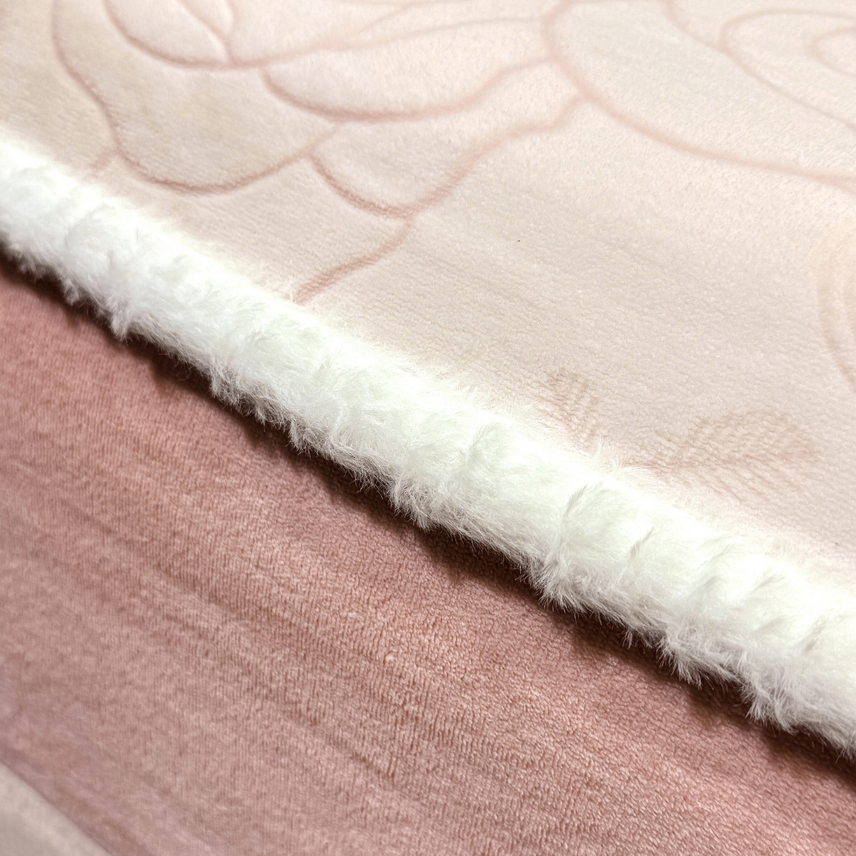 91家纺网 家纺一手货源 找家纺 云玲时尚 2025新款牛奶绒雕花兔毛绒包边床笠单床笠床笠单件 繁花朵朵