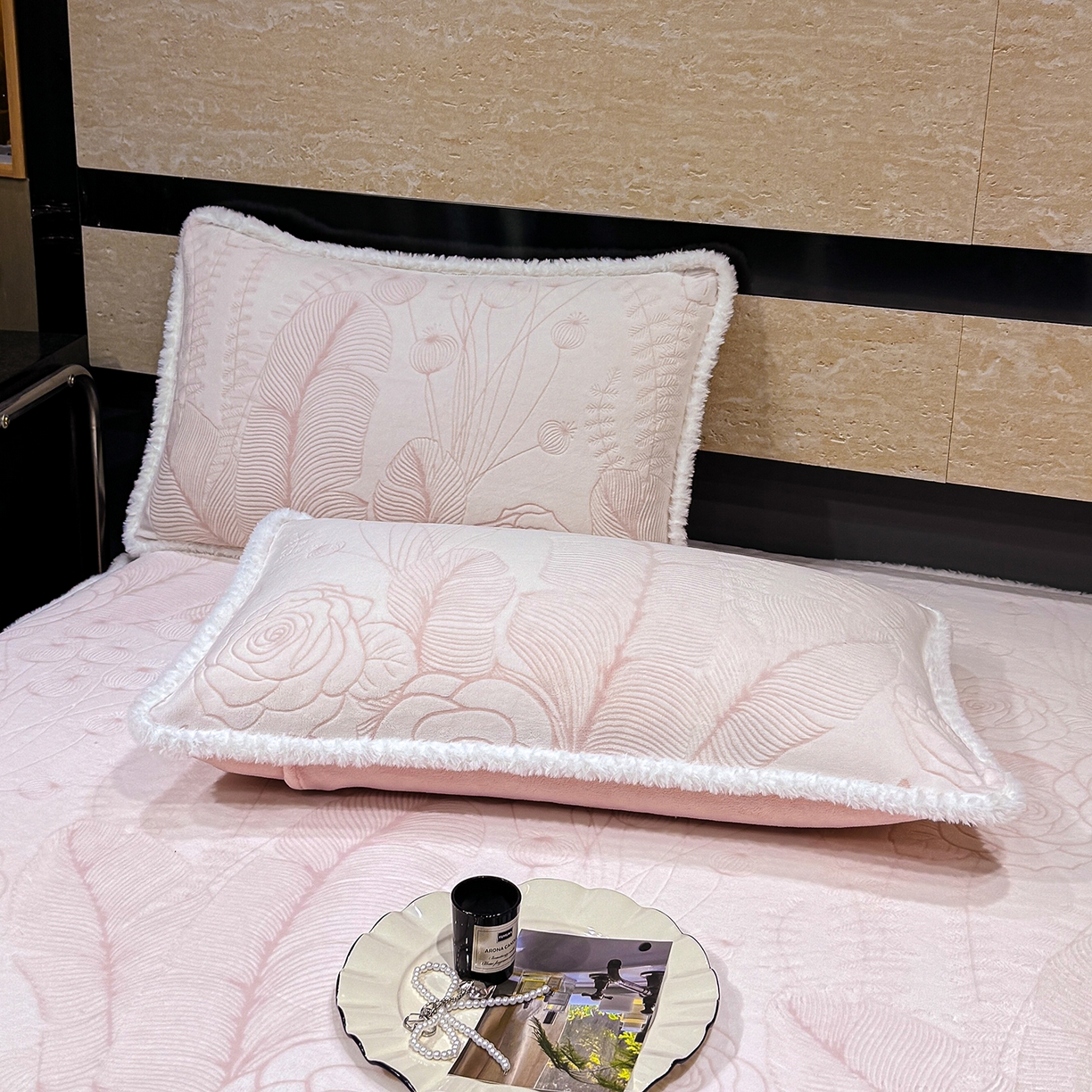 91家纺网 家纺一手货源 找家纺 云玲时尚 2025新款牛奶绒雕花兔毛绒包边床笠单床笠床笠单件 繁花朵朵