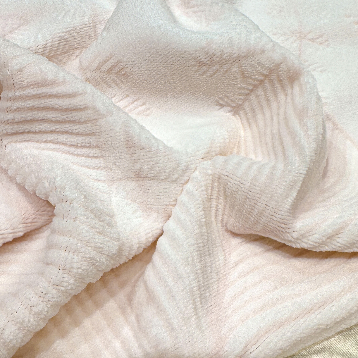 91家纺网 家纺一手货源 找家纺 云玲时尚 2025新款牛奶绒雕花兔毛绒包边床笠单床笠床笠单件 繁花朵朵