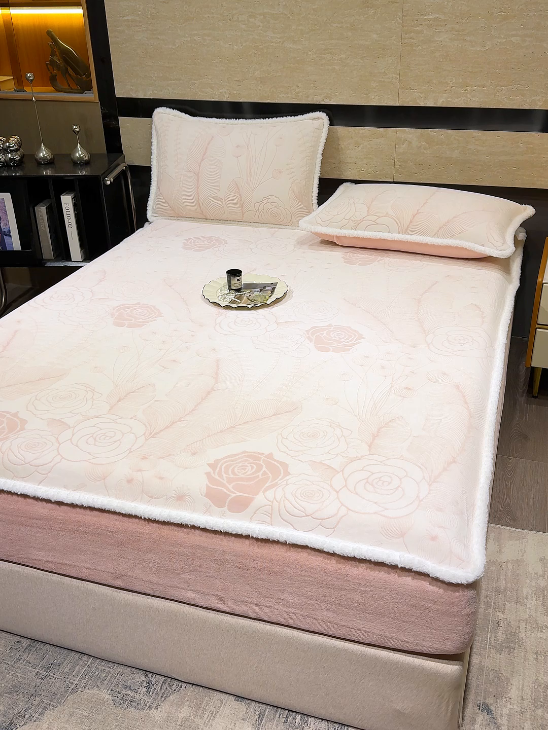 91家纺网 家纺一手货源 找家纺 云玲时尚 2025新款牛奶绒雕花兔毛绒包边床笠单床笠床笠单件 繁花朵朵